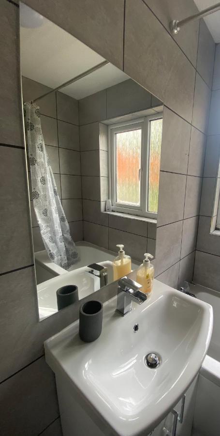 Modern 2 Bed Apartment & Free Parking كانتربيري المظهر الخارجي الصورة